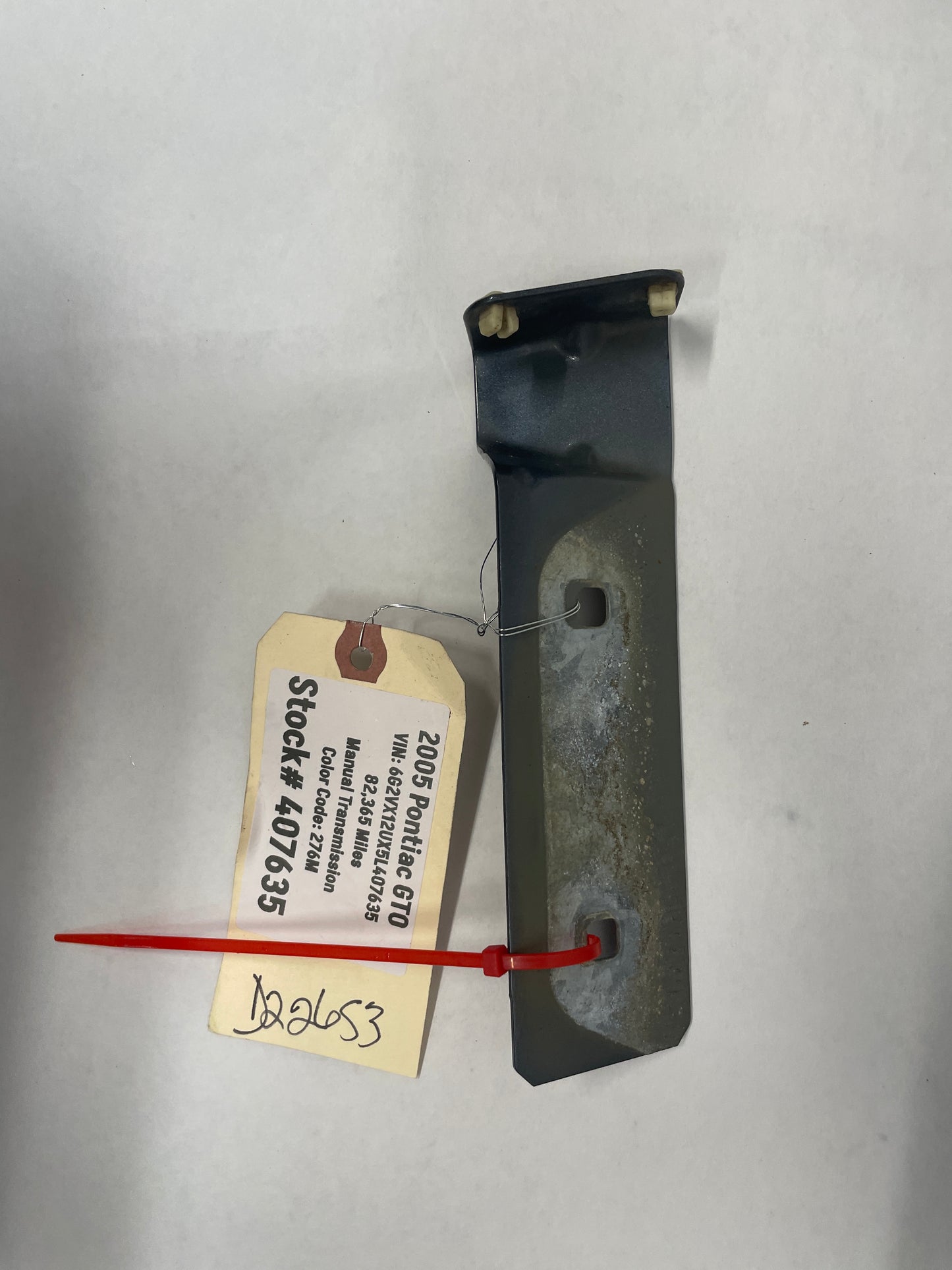 2005 Pontiac GTO RH Passenger Fender Side Skirt Rocker Molding Bracket OEM