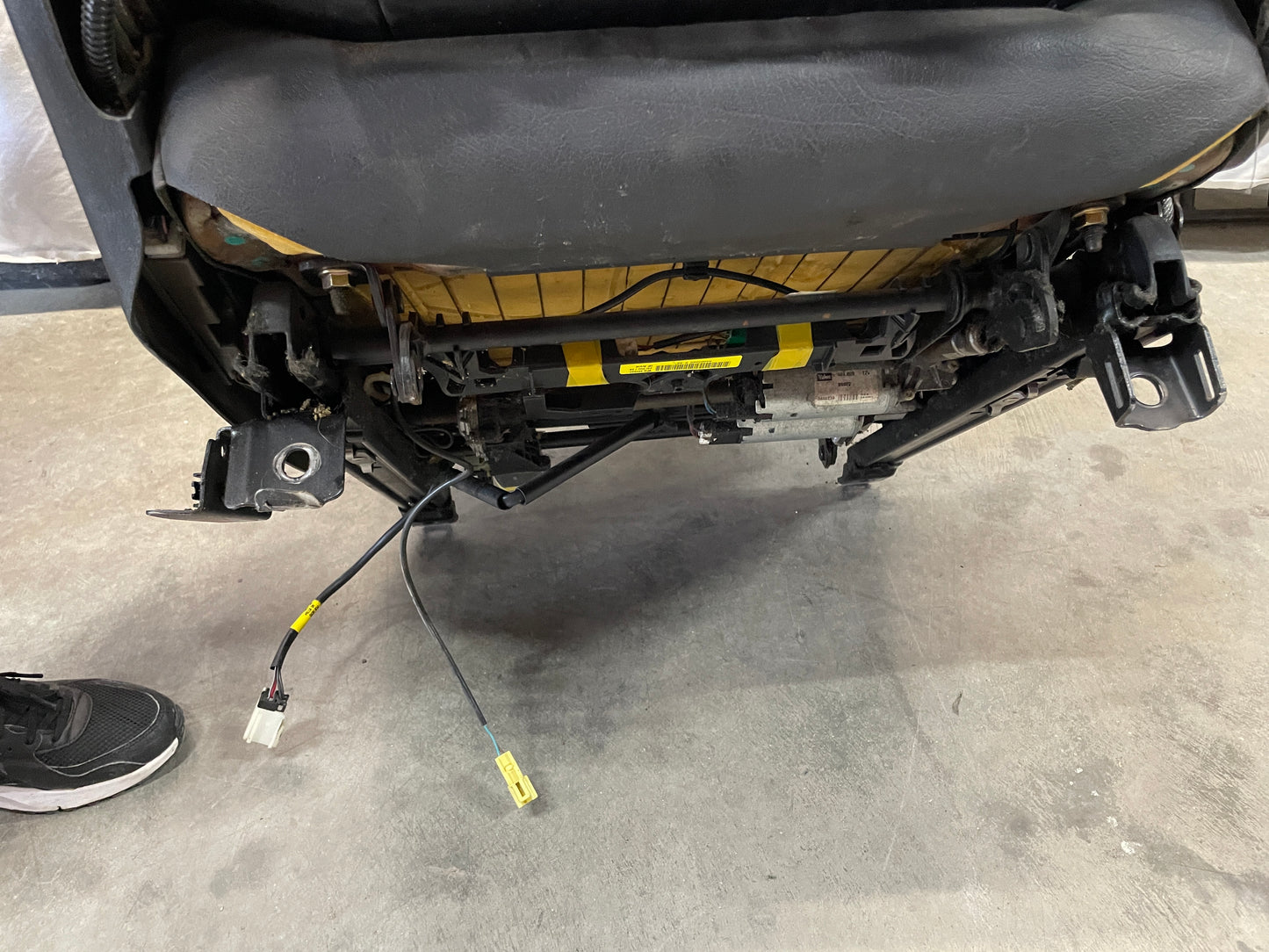 2005 Pontiac GTO Front Seats Black Leather OEM - Day's Parts Yard