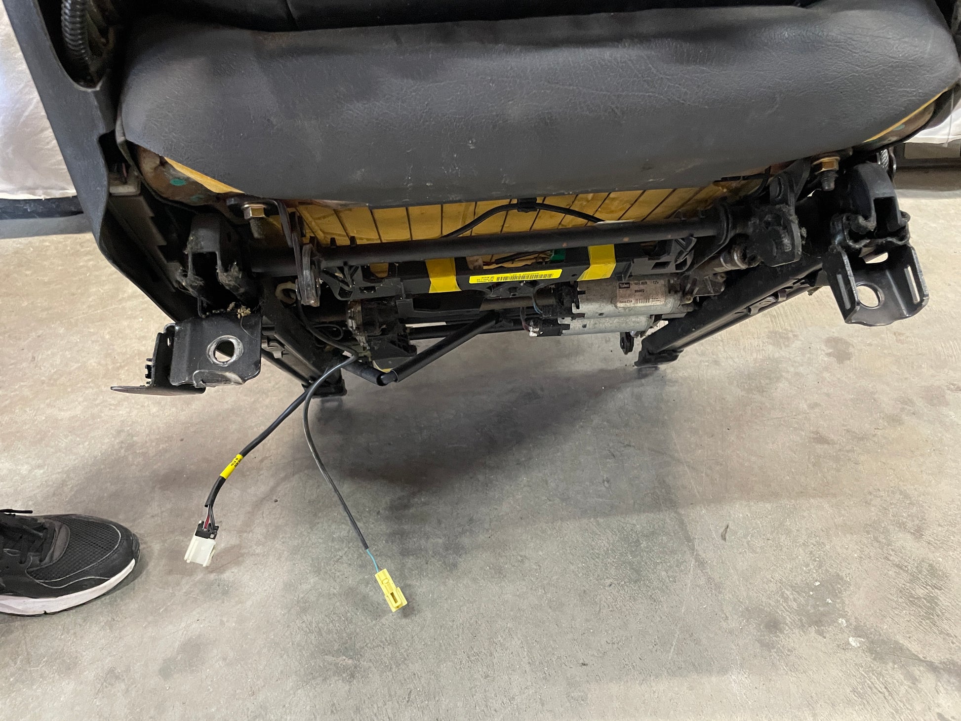 2005 Pontiac GTO Front Seats Black Leather OEM - Day's Parts Yard