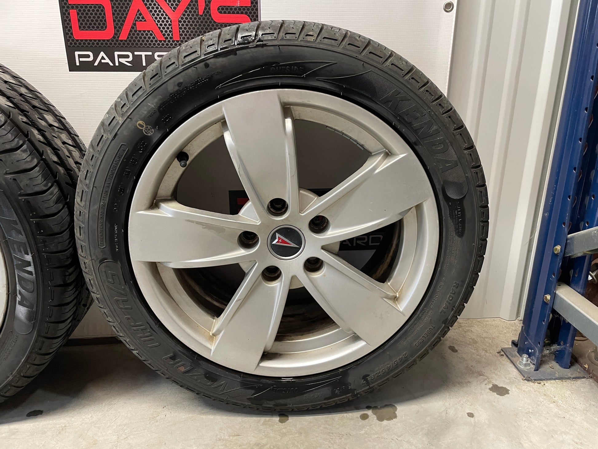 2005 Pontiac GTO Factory OEM Wheel & Tire Set Vezda UHP Kenda 17X8 - Day's Parts Yard