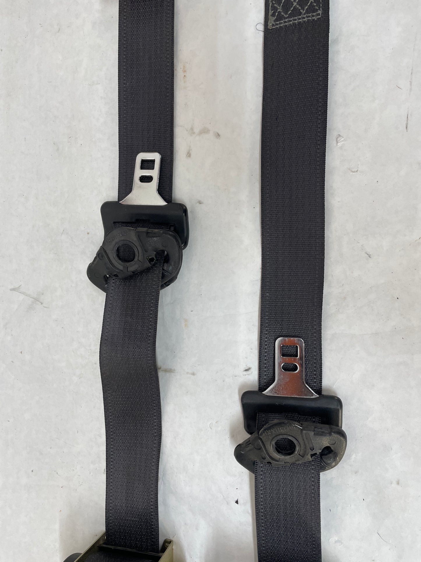 2005 Pontiac GTO RH & LH Front Seatbelt Retractors Set OEM