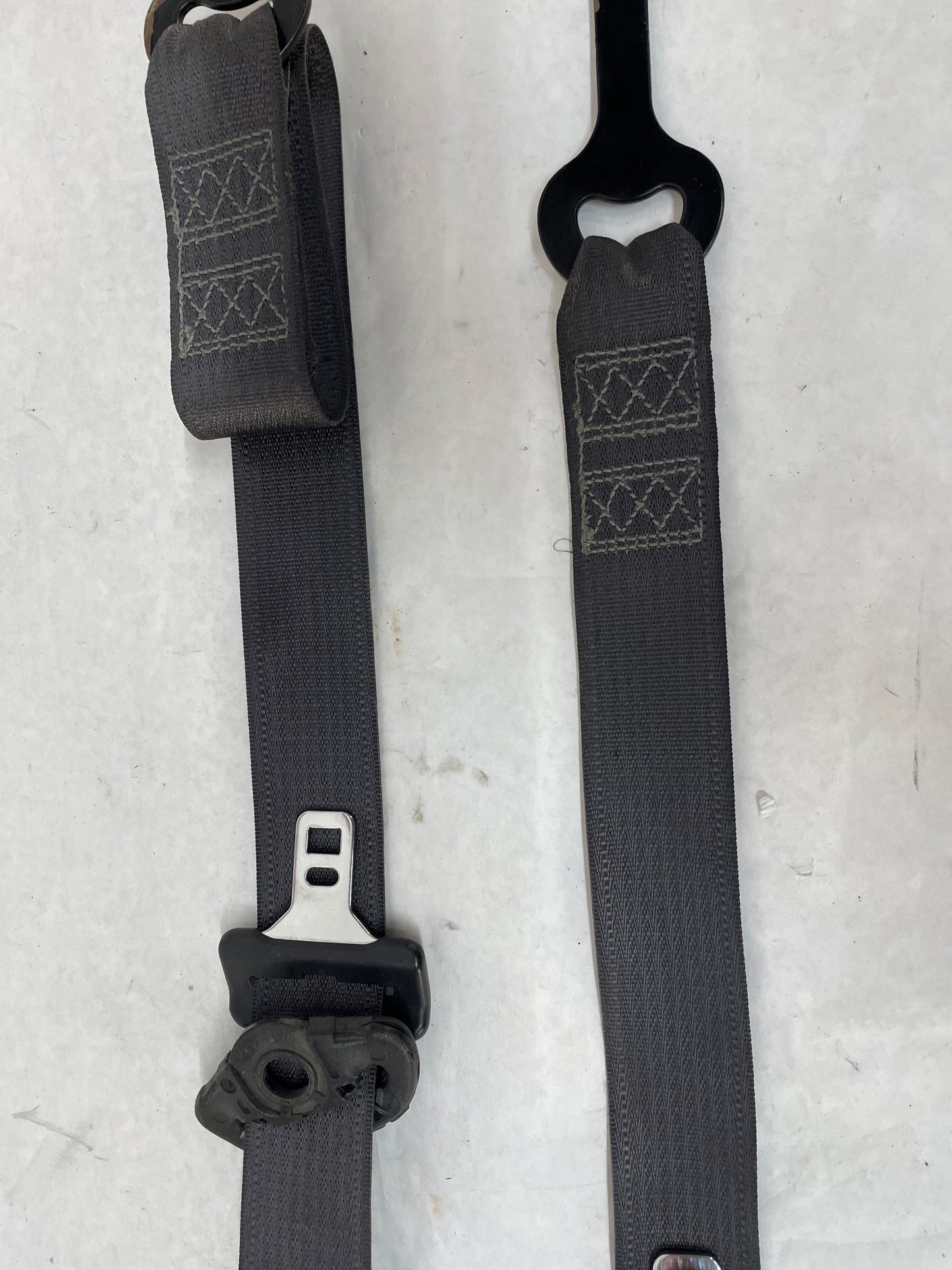 2005 Pontiac GTO RH & LH Front Seatbelt Retractors Set OEM