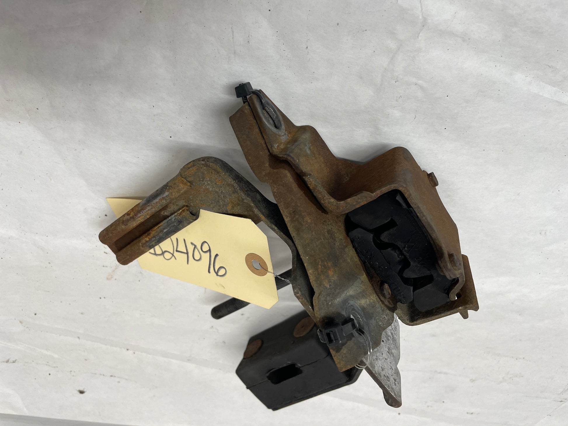 1998 Chevy Camaro Z28 Rear Suspension Transmission Torque Arm Bracket Brace OEM - Day's Parts Yard