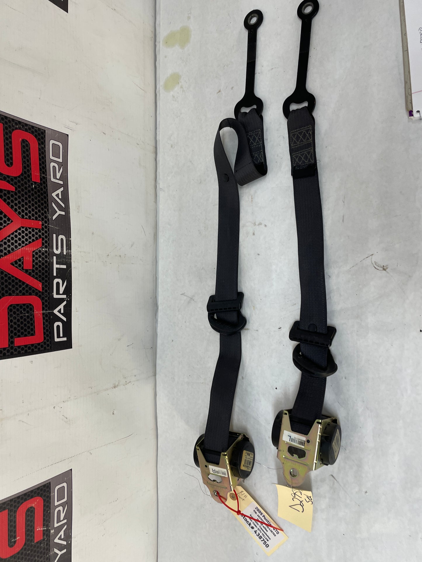 2005 Pontiac GTO RH & LH Front Seatbelt Retractors Set OEM