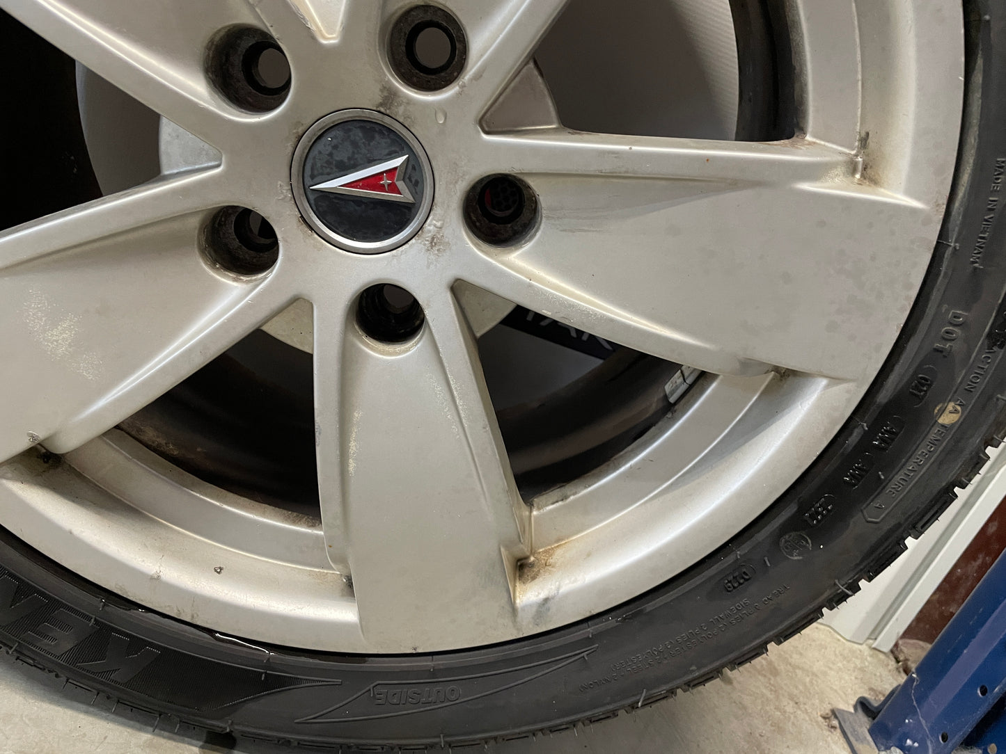 2005 Pontiac GTO Factory OEM Wheel & Tire Set Vezda UHP Kenda 17X8 - Day's Parts Yard