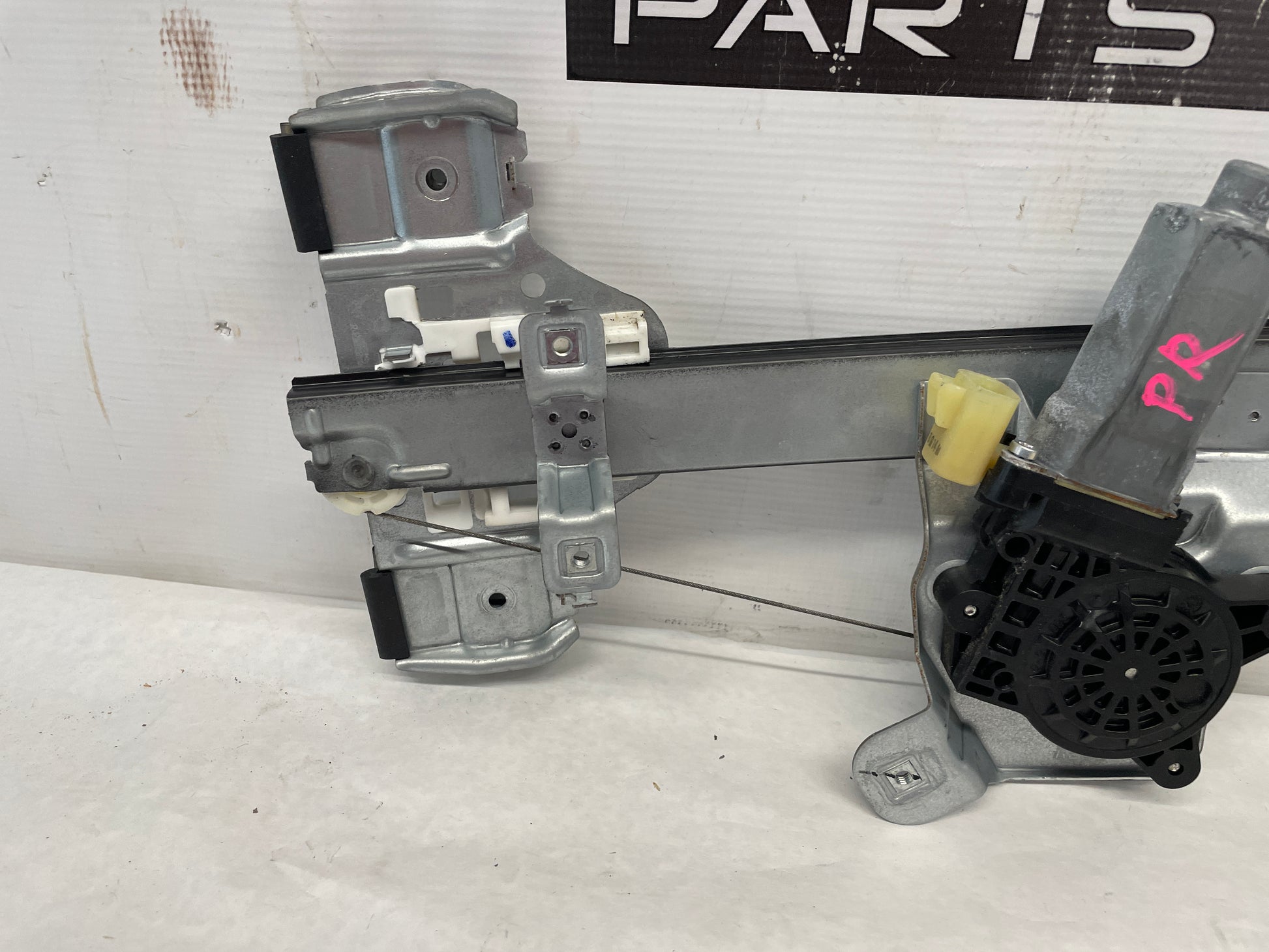 2009 Pontiac G8 Base RH Passenger Rear Window Regulator Motor OEM - Day's Parts Yard