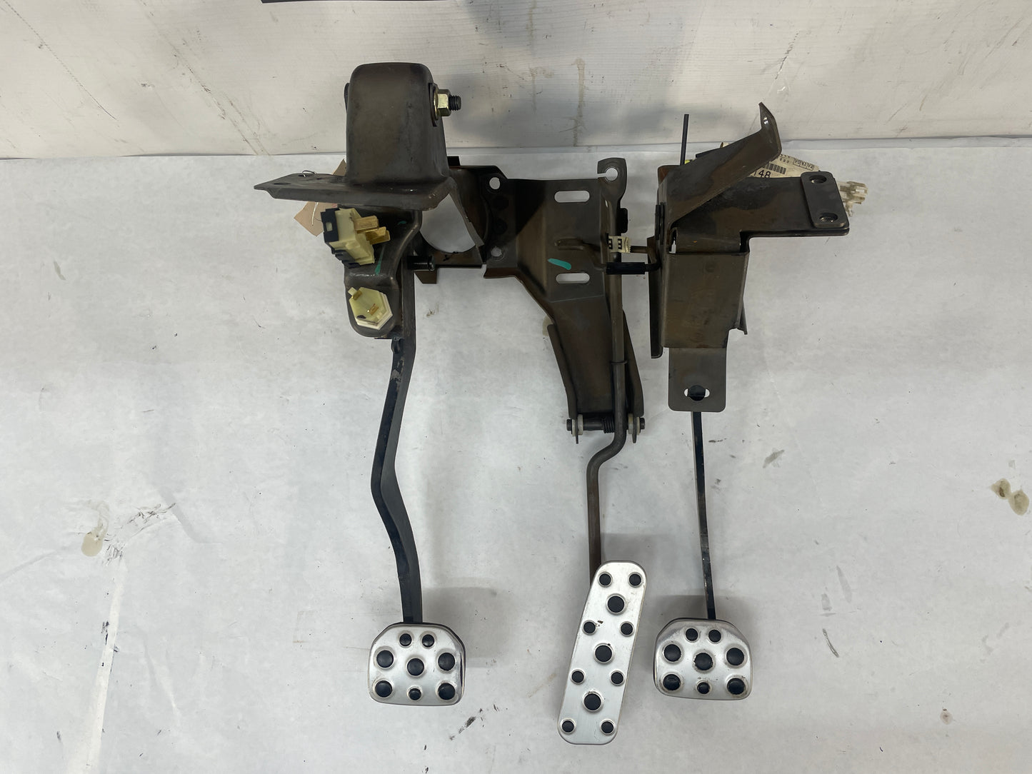 2004 Pontiac GTO Manual Transmission Pedal Assembly OEM - Day's Parts Yard