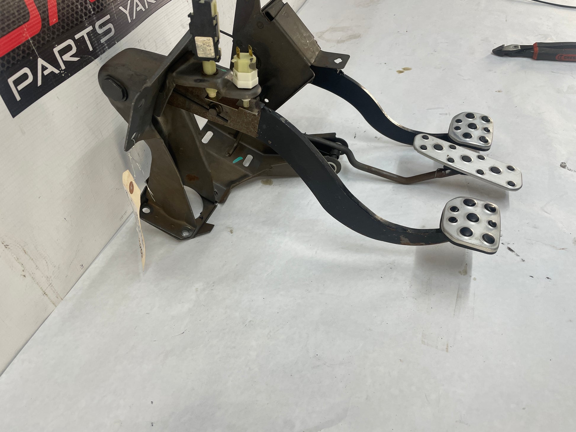 2004 Pontiac GTO Manual Transmission Pedal Assembly OEM - Day's Parts Yard