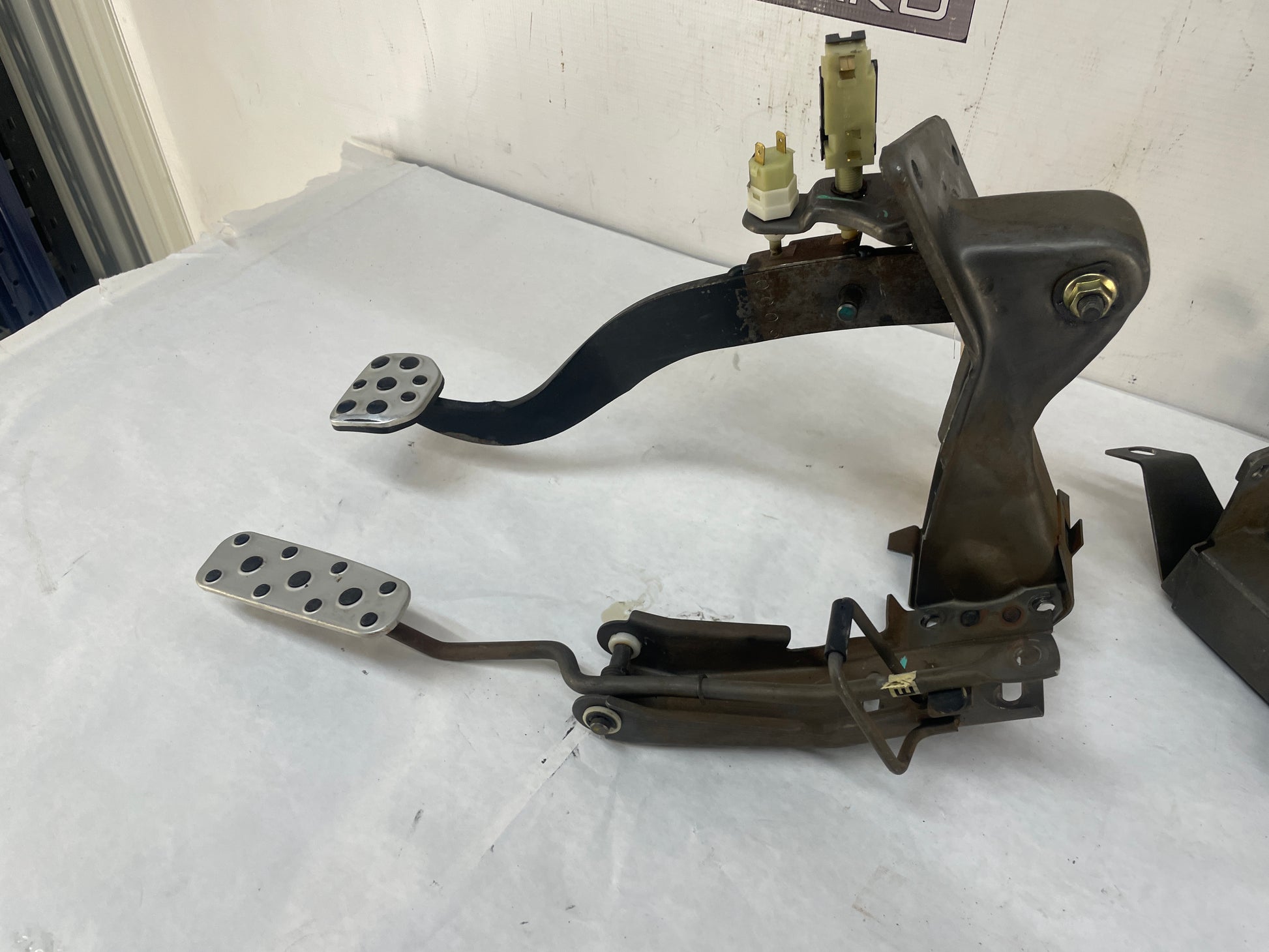 2004 Pontiac GTO Manual Transmission Pedal Assembly OEM - Day's Parts Yard