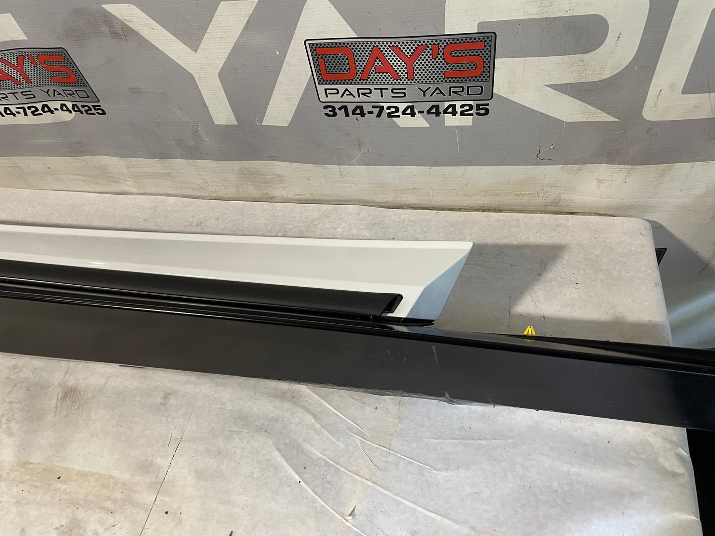 2018 Chevy Camaro ZL1 1LE RH Passenger Rocker Molding OEM - Day's Parts Yard