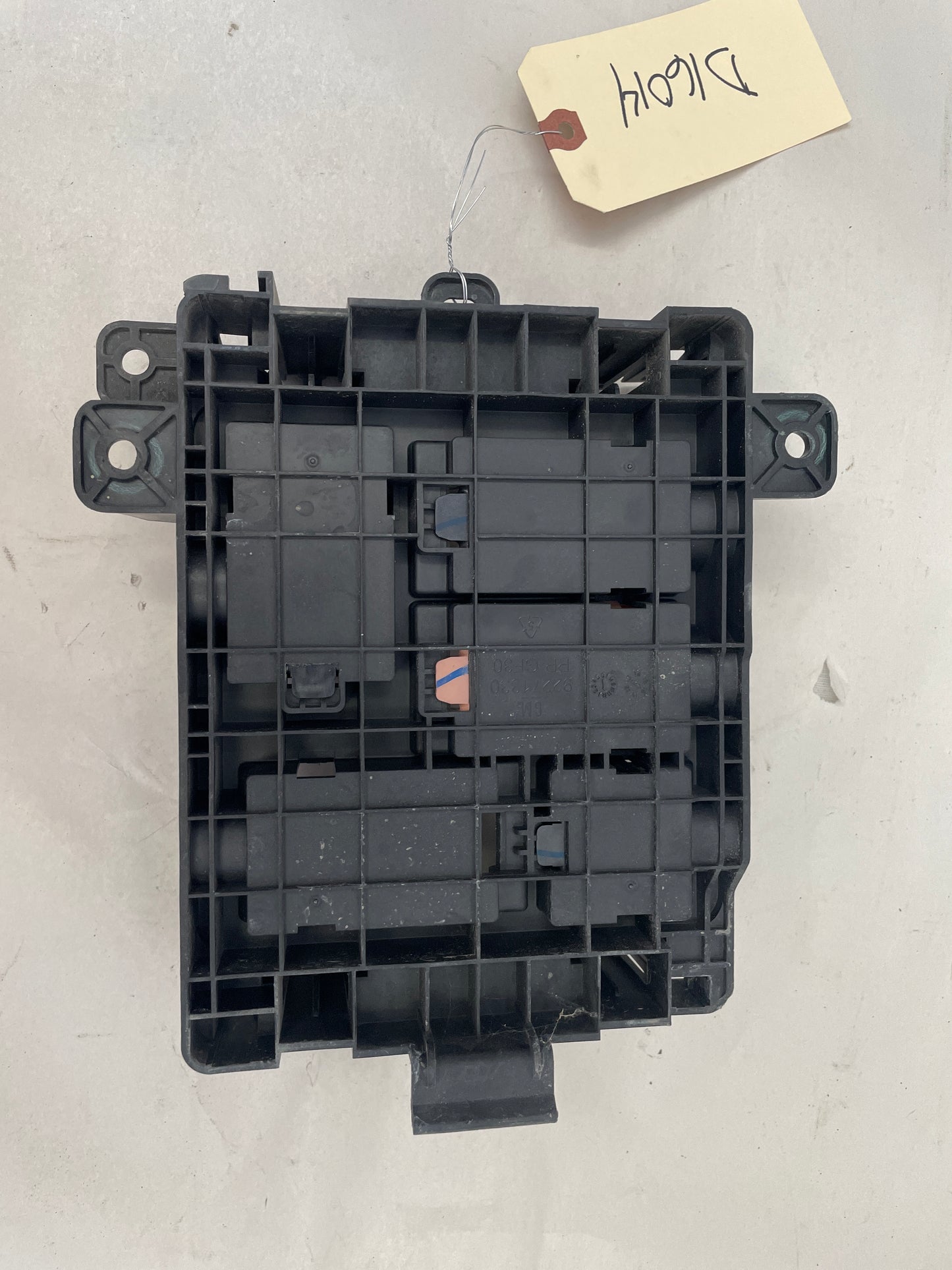 2017 Chevy SS Sedan Fuse Panel Retainer Block OEM - Day's Parts Yard