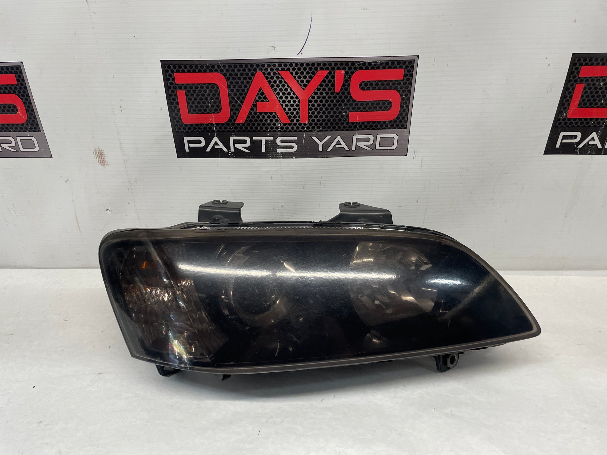 2009 Pontiac G8 Base RH  Passenger  Headlights Head Light Lamps OEM - Day's Parts Yard