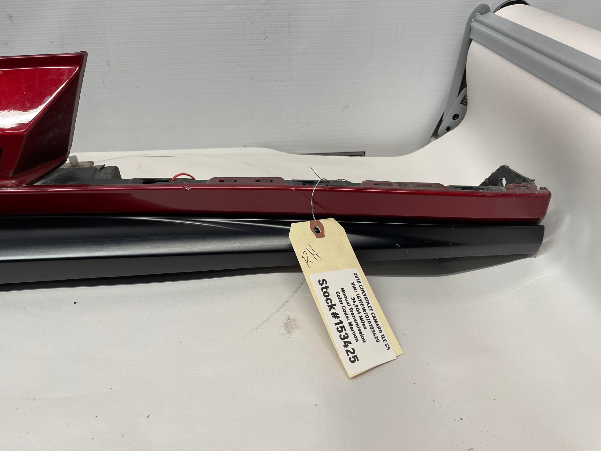2018 Chevy Camaro 1LE SS RH Passenger Side Skirt Rocker Molding Trim Panel OEM - Day's Parts Yard