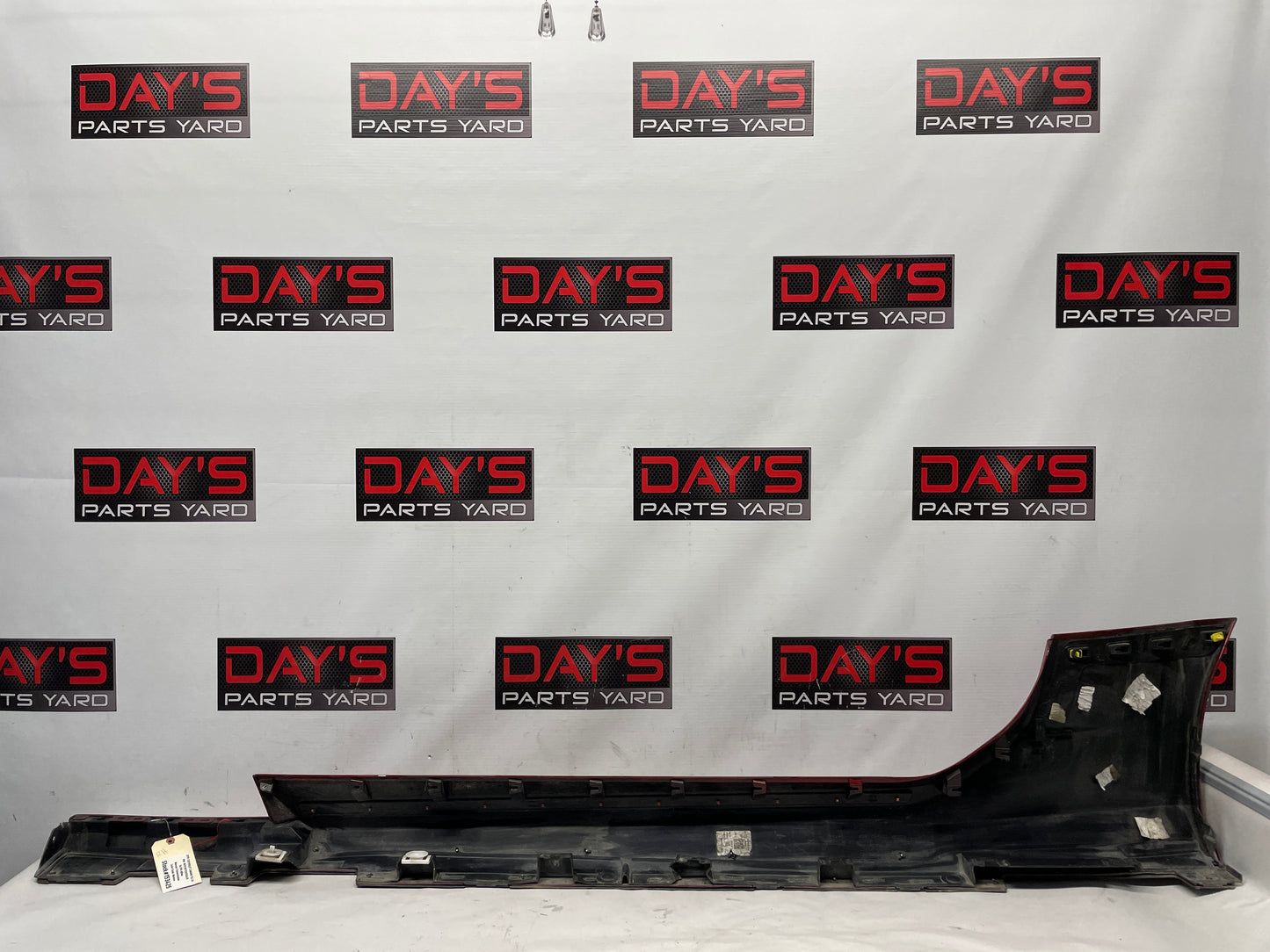 2018 Chevy Camaro 1LE SS RH Passenger Side Skirt Rocker Molding Trim Panel OEM - Day's Parts Yard