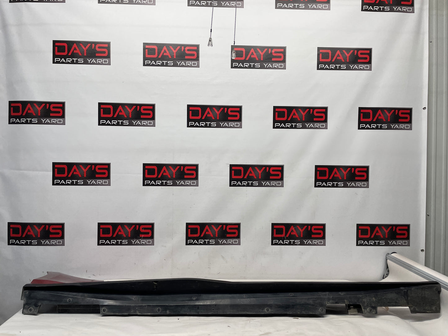 2018 Chevy Camaro 1LE SS RH Passenger Side Skirt Rocker Molding Trim Panel OEM - Day's Parts Yard