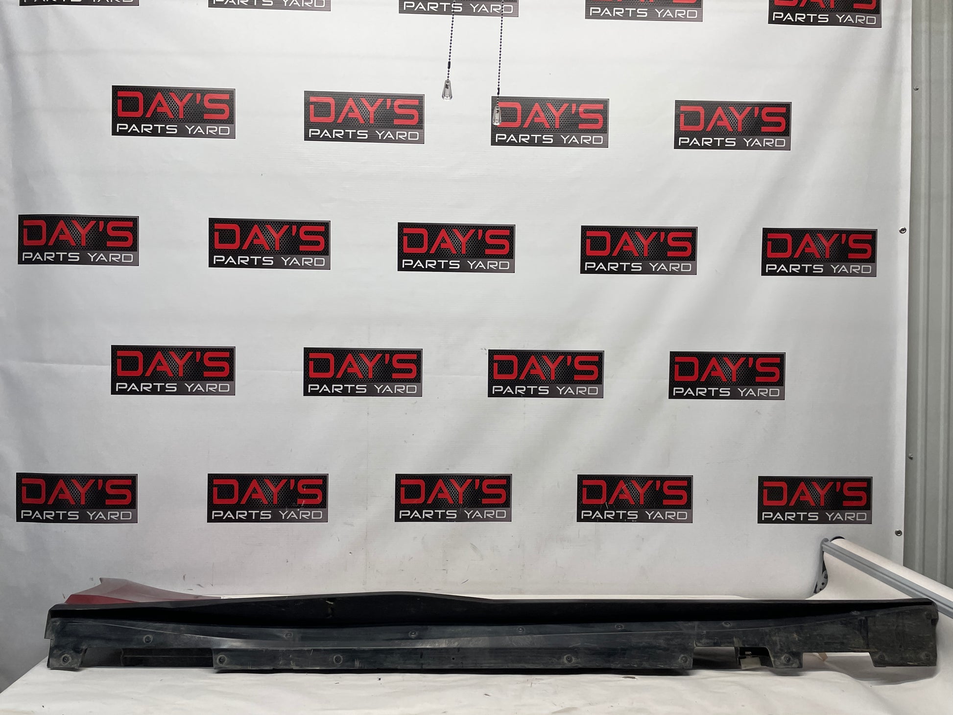 2018 Chevy Camaro 1LE SS RH Passenger Side Skirt Rocker Molding Trim Panel OEM - Day's Parts Yard