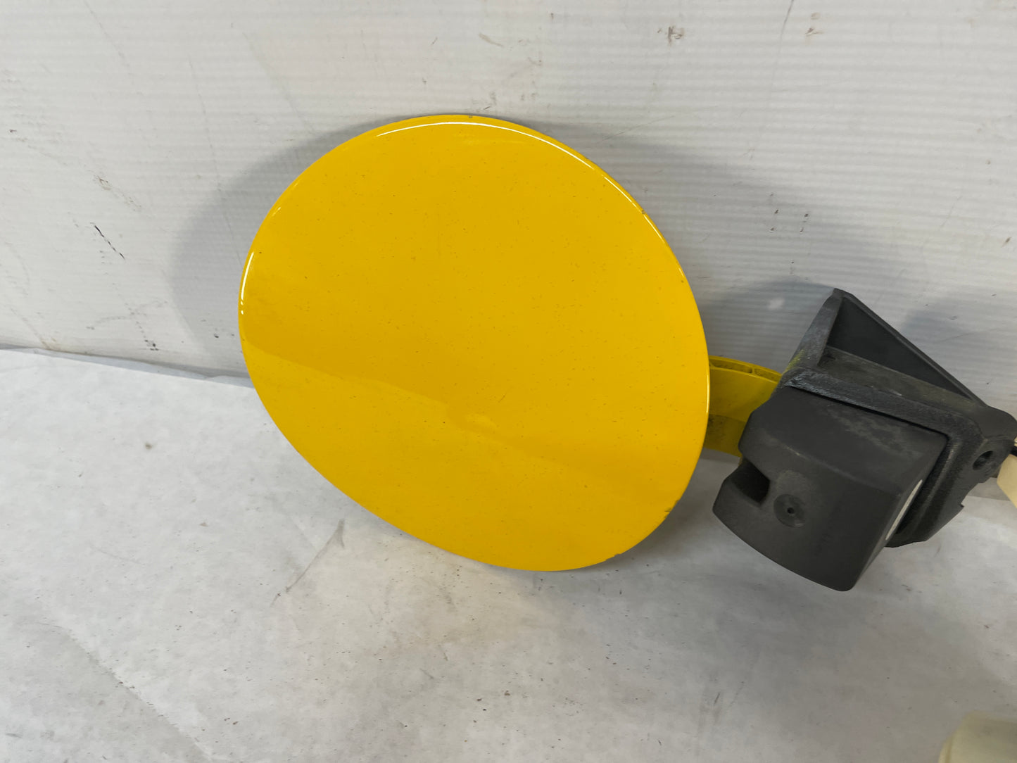 2005 Pontiac GTO Fuel Gas Door Lid Cover Assembly w/ Cap Yellow OEM