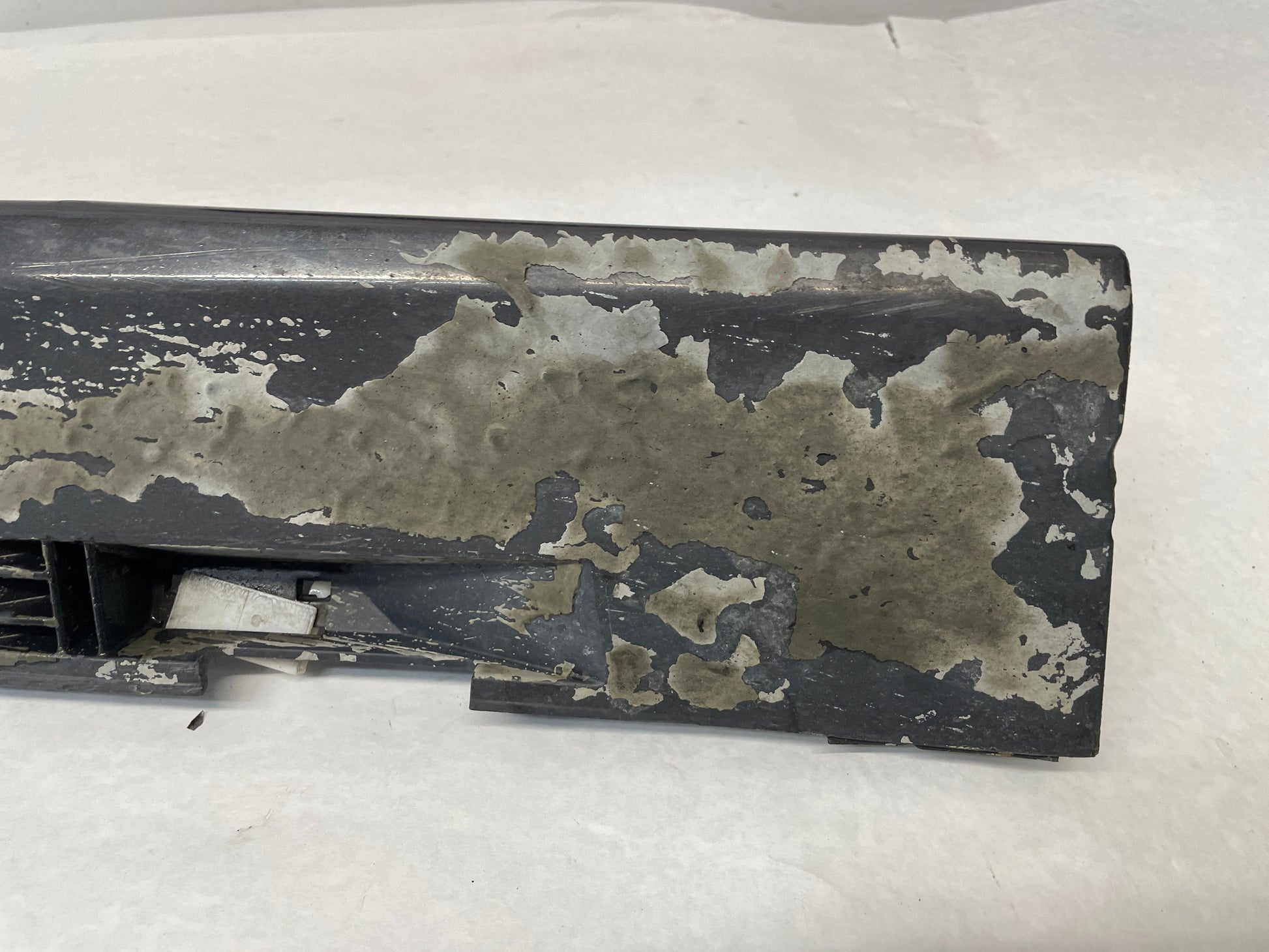 2009 Pontiac G8 Base  RH Passenger Rocker Molding Side Skirt Panel OEM - Day's Parts Yard