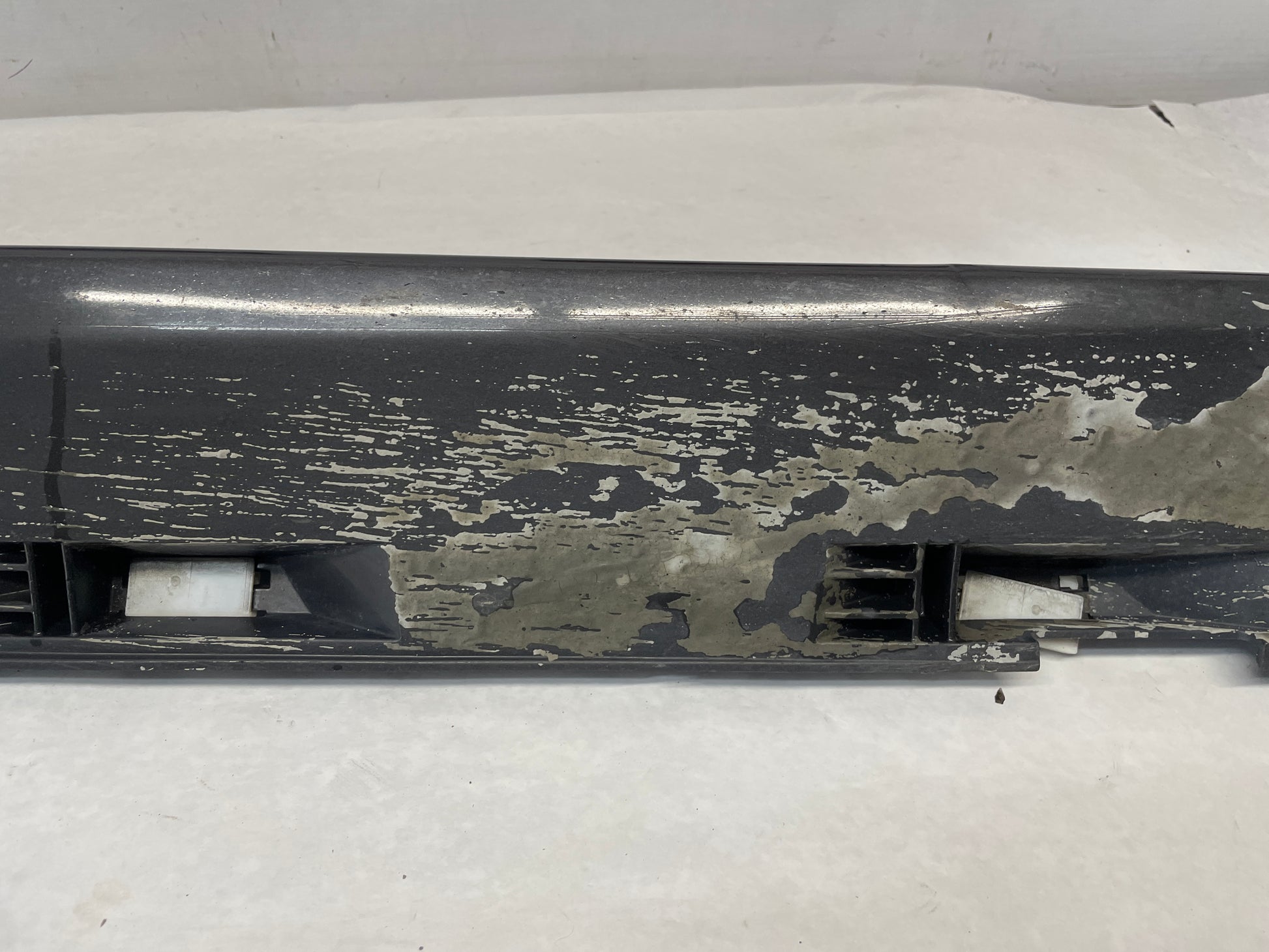 2009 Pontiac G8 Base  RH Passenger Rocker Molding Side Skirt Panel OEM - Day's Parts Yard