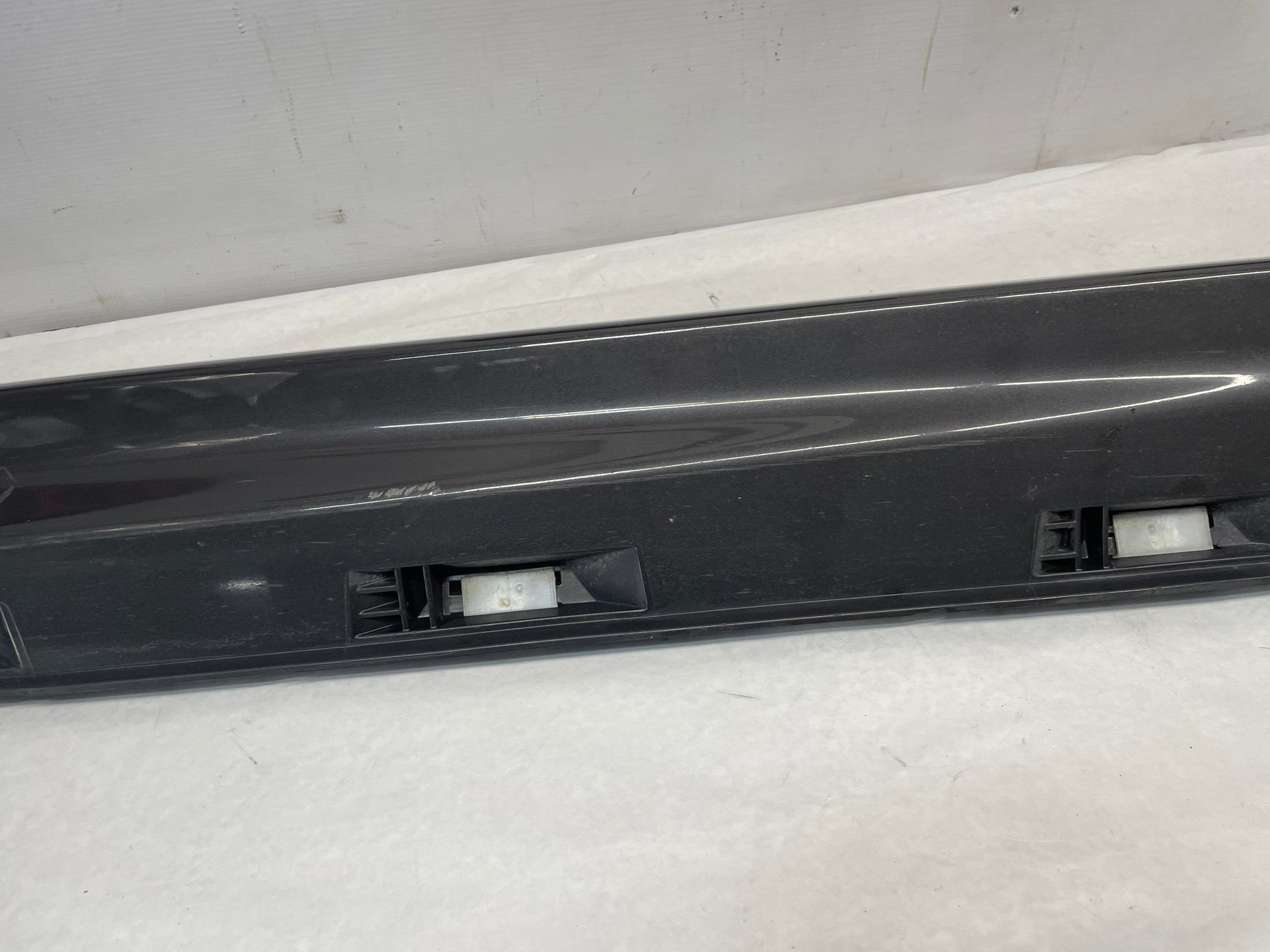 2009 Pontiac G8 Base  RH Passenger Rocker Molding Side Skirt Panel OEM - Day's Parts Yard