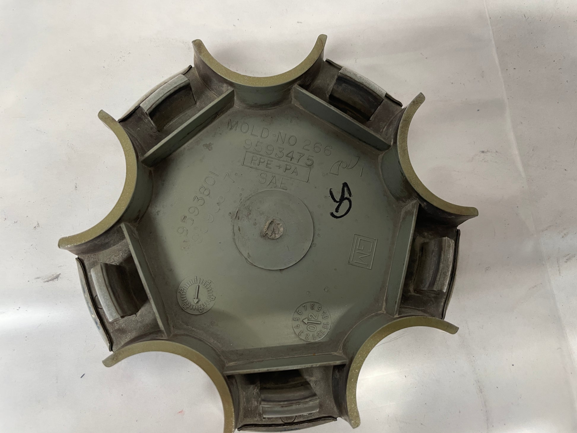 2001 Chevy C5 Corvette Wheel Center Cap OEM - Day's Parts Yard