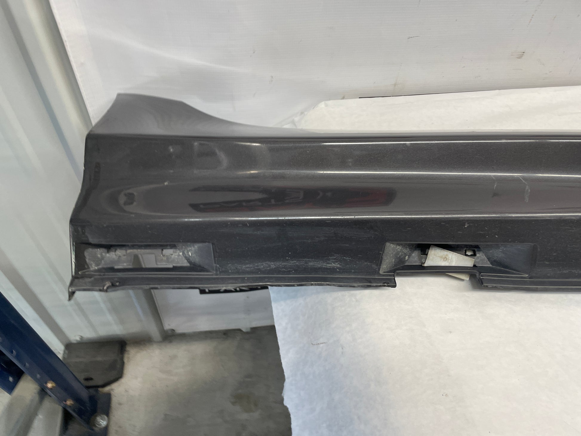 2009 Pontiac G8 Base  RH Passenger Rocker Molding Side Skirt Panel OEM - Day's Parts Yard
