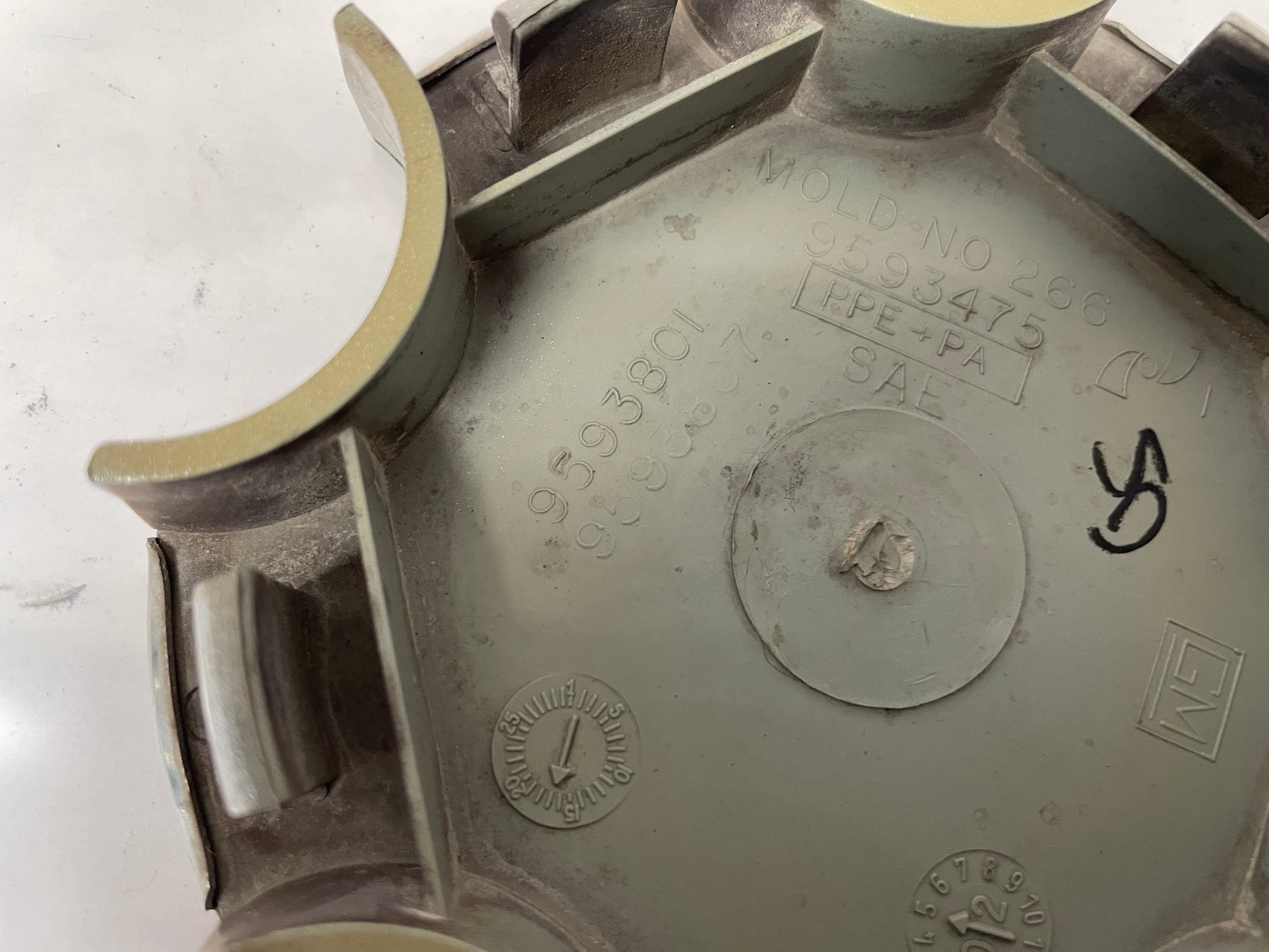 2001 Chevy C5 Corvette Wheel Center Cap OEM - Day's Parts Yard