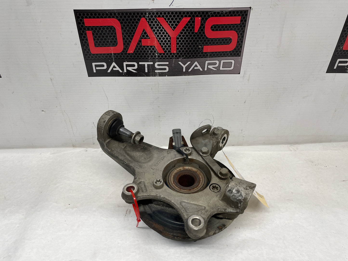 2001 Chevy C5 Corvette RH Passenger Rear Spindle Knuckle Hub OEM - Day's Parts Yard