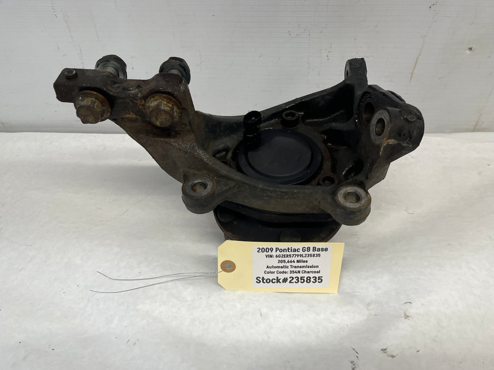 2009 Pontiac G8 Base LH Driver Front Suspension Spindle Knuckle Hub Assembly OEM - Day's Parts Yard
