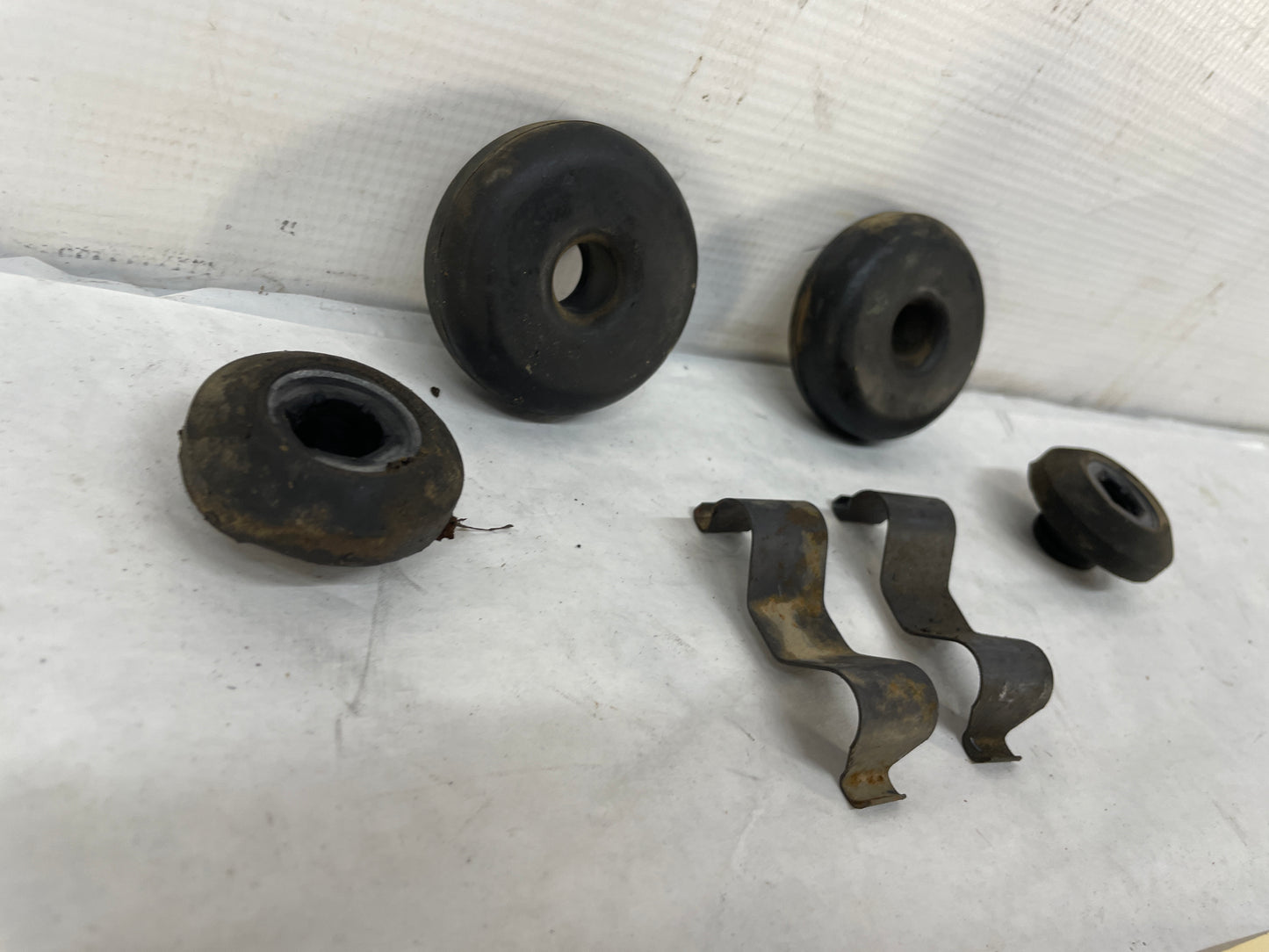 2005 Pontiac GTO Radiator Rubber Bushings Clips Isolators Set OEM