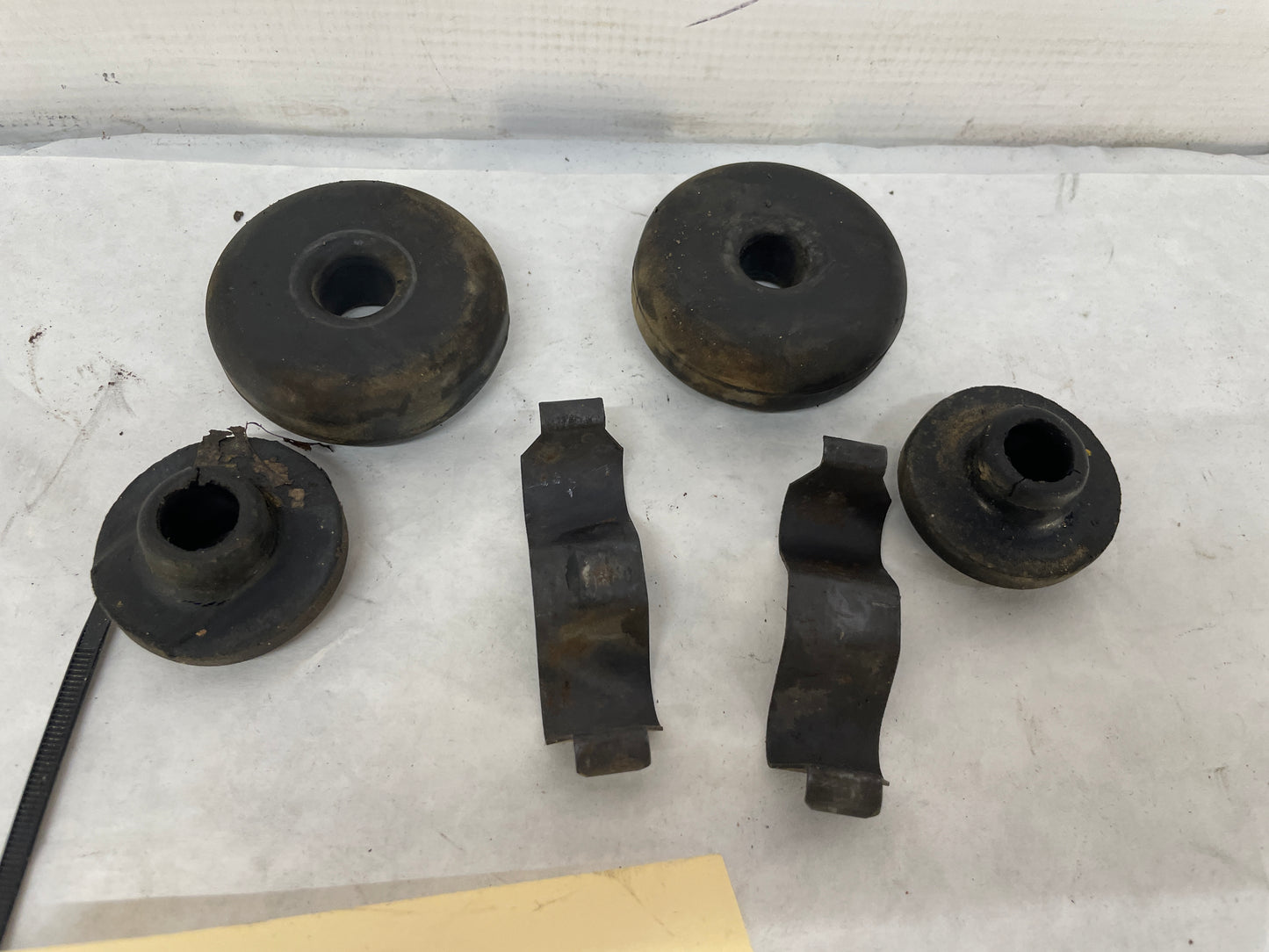 2005 Pontiac GTO Radiator Rubber Bushings Clips Isolators Set OEM