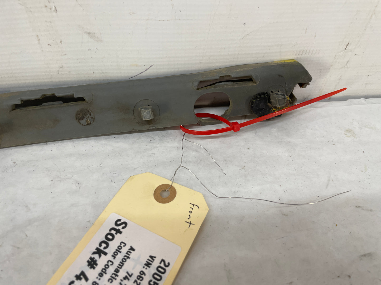 2005 Pontiac GTO RH Passenger Front Bumper Fender Bracket Guide Support OEM