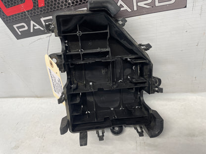 2009 Pontiac G8 Base Fuse Panel Junction Block Box Retainer OEM - Day's Parts Yard