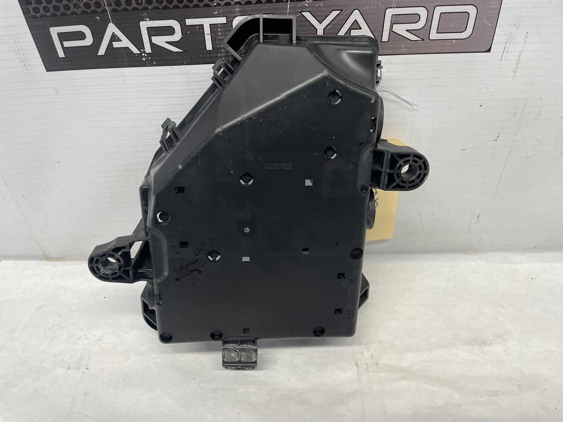 2009 Pontiac G8 Base Fuse Panel Junction Block Box Retainer OEM - Day's Parts Yard