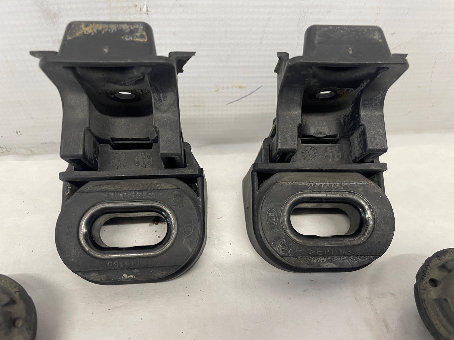 2009 Pontiac G8 Base Upper & Side Radiator Mounts OEM - Day's Parts Yard