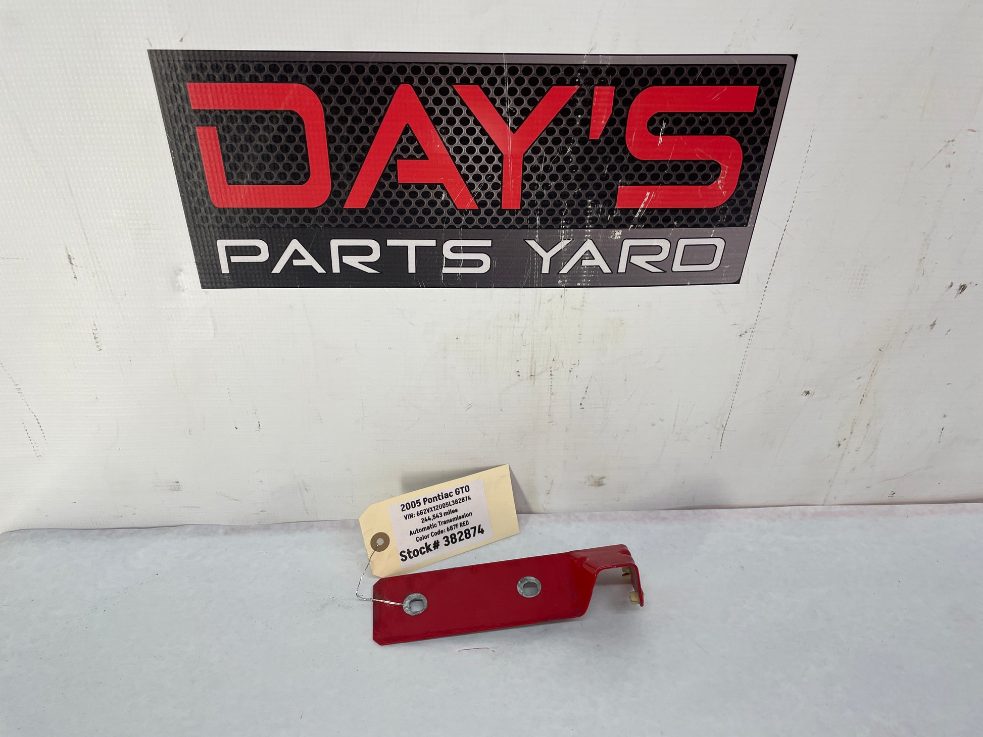 2005 Pontiac GTO RH Passenger Fender Side Skirt Rocker Molding Support Bracket OEM - Day's Parts Yard