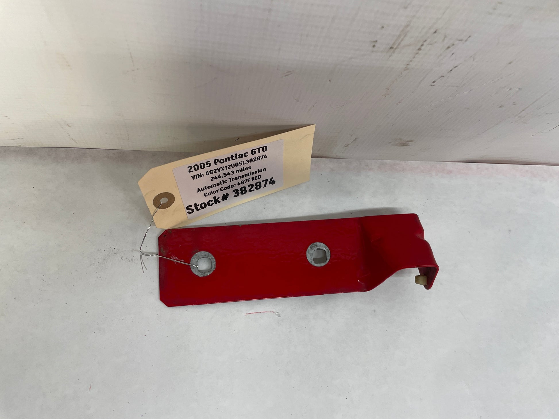 2005 Pontiac GTO RH Passenger Fender Side Skirt Rocker Molding Support Bracket OEM - Day's Parts Yard