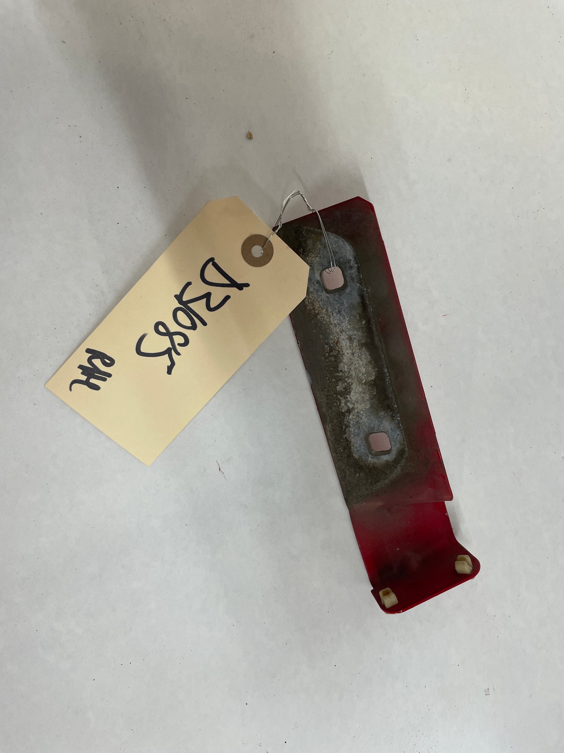 2005 Pontiac GTO RH Passenger Fender Side Skirt Rocker Molding Support Bracket OEM - Day's Parts Yard