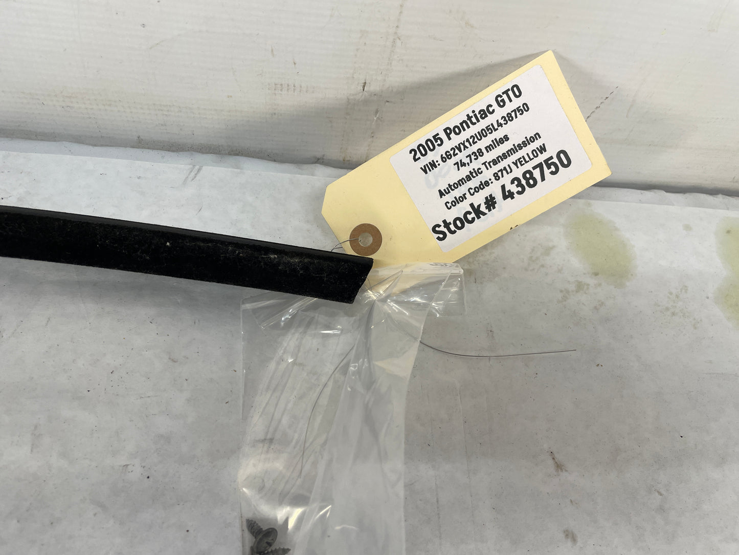 2005 Pontiac GTO LH Driver Exterior B Pillar Door Jam Window Felt Trim OEM