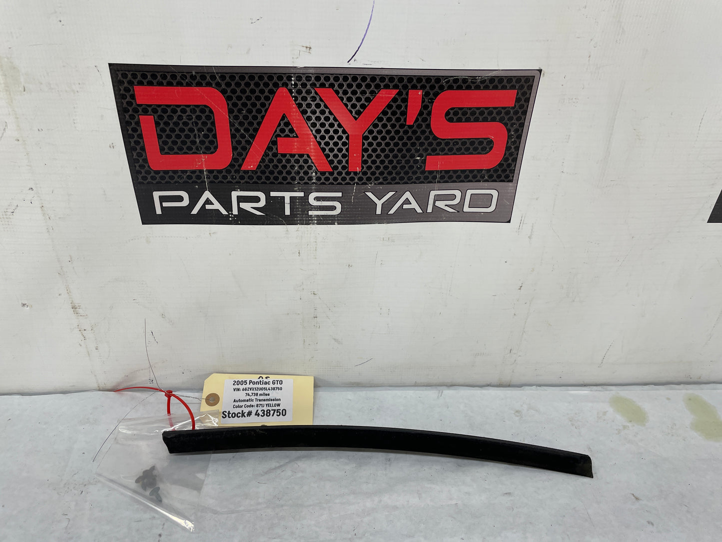 2005 Pontiac GTO RH Passenger Exterior B Pillar Door Jam Window Felt Trim OEM