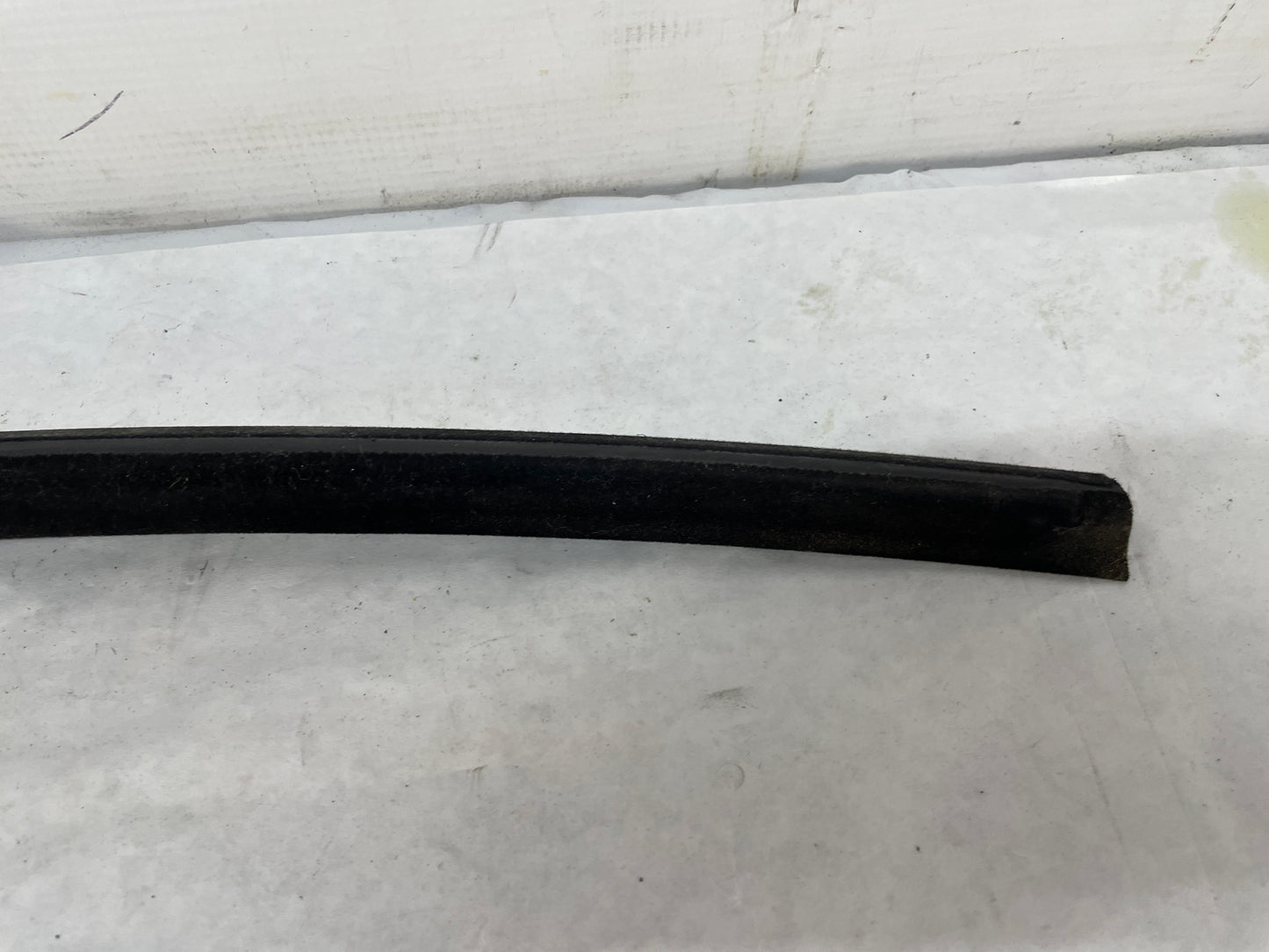 2005 Pontiac GTO RH Passenger Exterior B Pillar Door Jam Window Felt Trim OEM