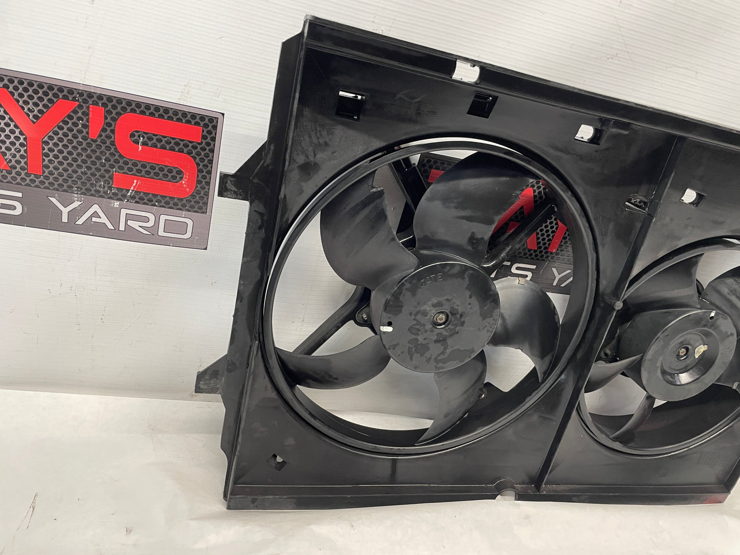 2005 Pontiac GTO Dual Radiator Electric Cooling Fans Shroud Assembly OEM