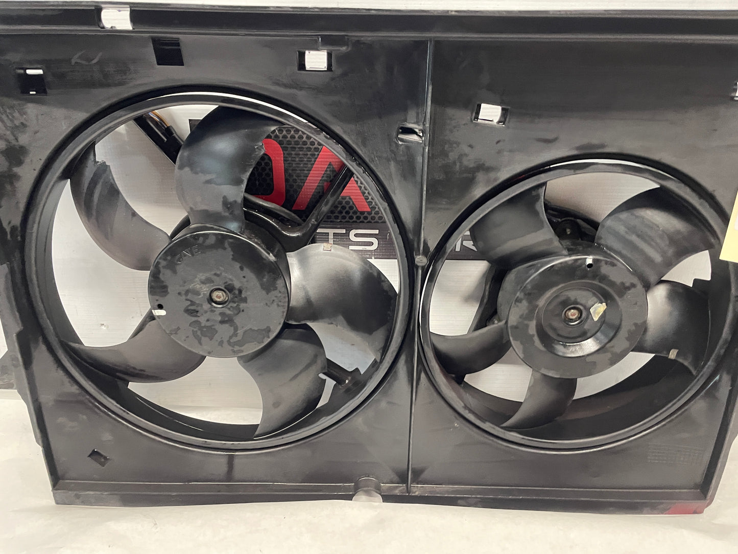 2005 Pontiac GTO Dual Radiator Electric Cooling Fans Shroud Assembly OEM