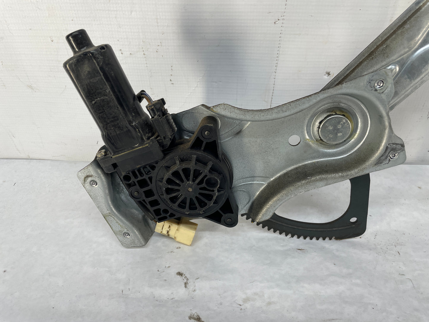 2005 Pontiac GTO RH Passenger Front Window Regulator w/ Motor OEM