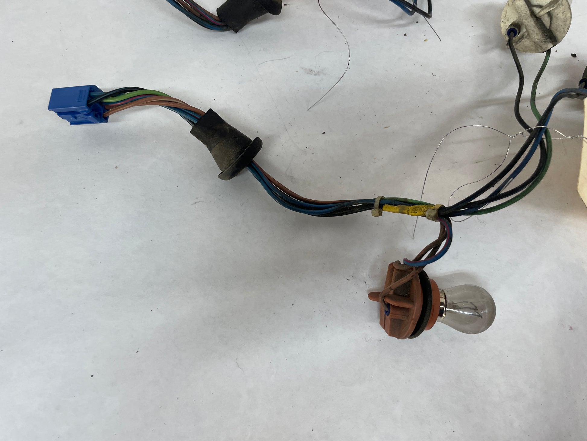 2005 Pontiac GTO RH & LH Taillight Tail Light Wire Wiring Harness Sockets OEM - Day's Parts Yard