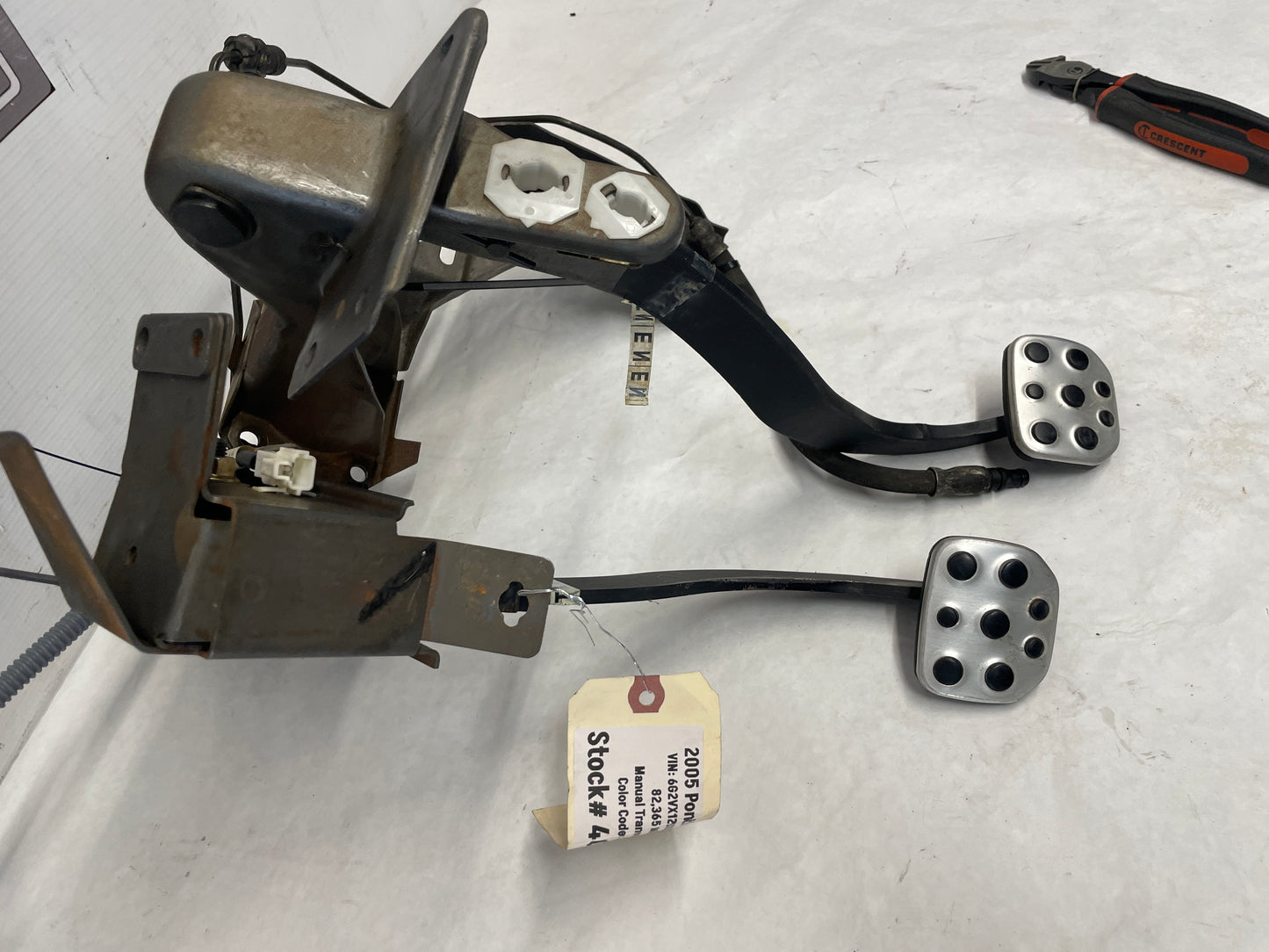 2005 Pontiac GTO Manual Brake & Clutch Pedal Assembly w/ Hydraulics OEM - Day's Parts Yard