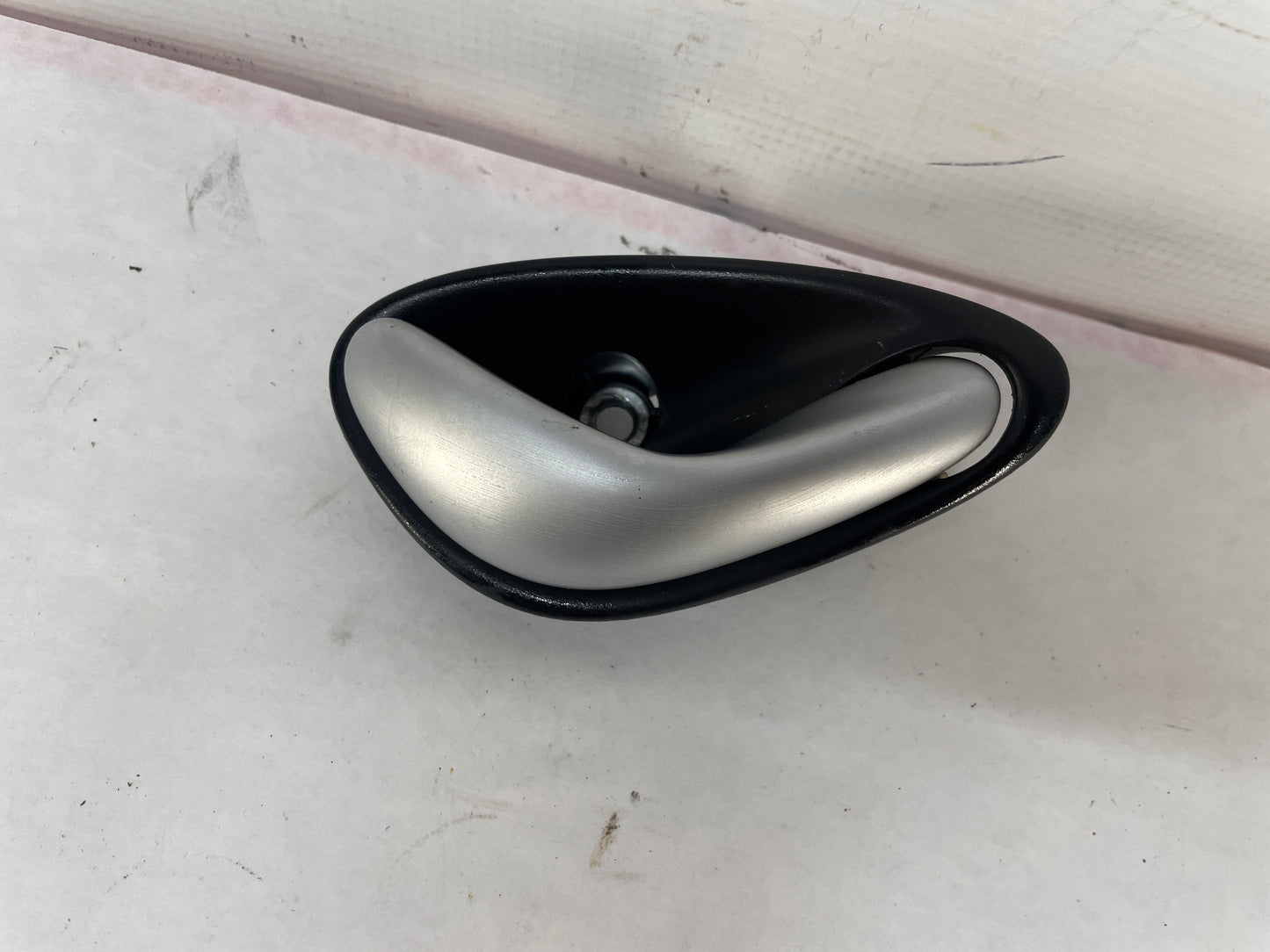 2005 Pontiac GTO RH Passenger Interior Door Handle OEM - Day's Parts Yard