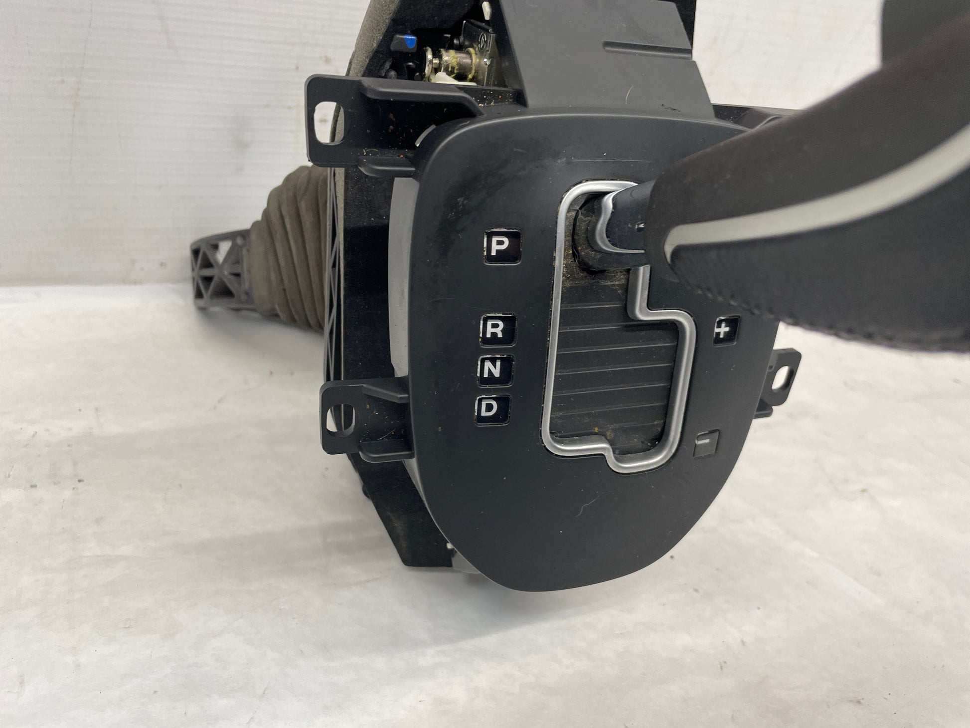 2009 Pontiac G8 Base Automatic Shifter Gear Selector Assembly OEM - Day's Parts Yard
