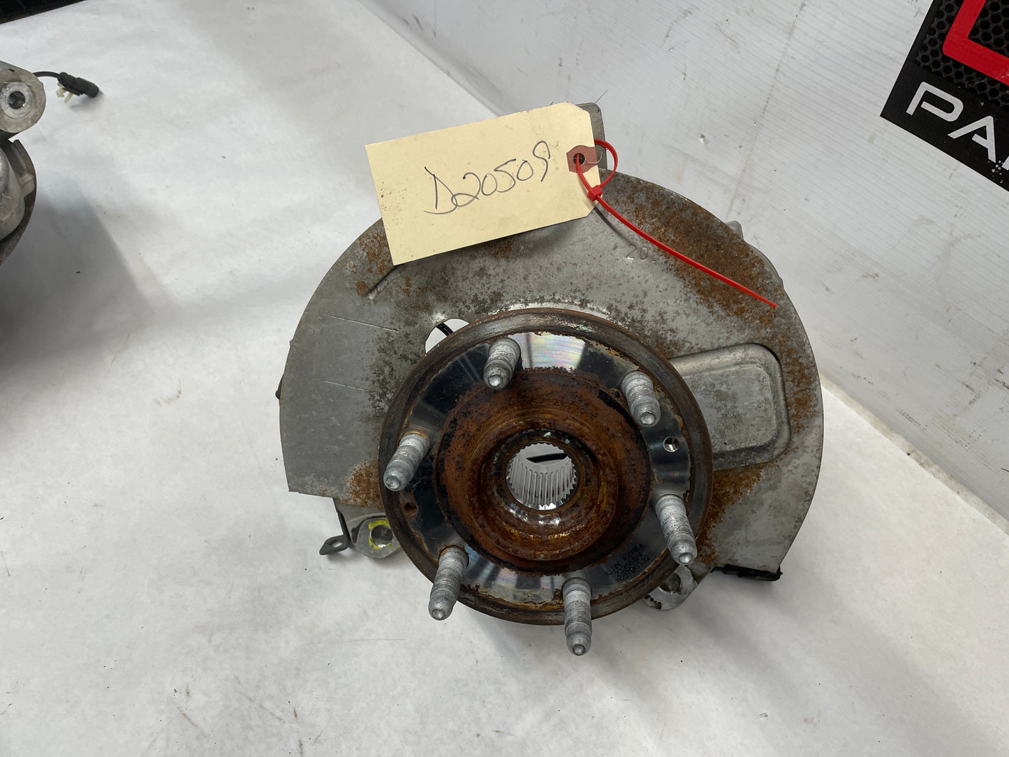 2018 Cadillac Escalade RH Passenger Front Spindle Knuckle Hub OEM
