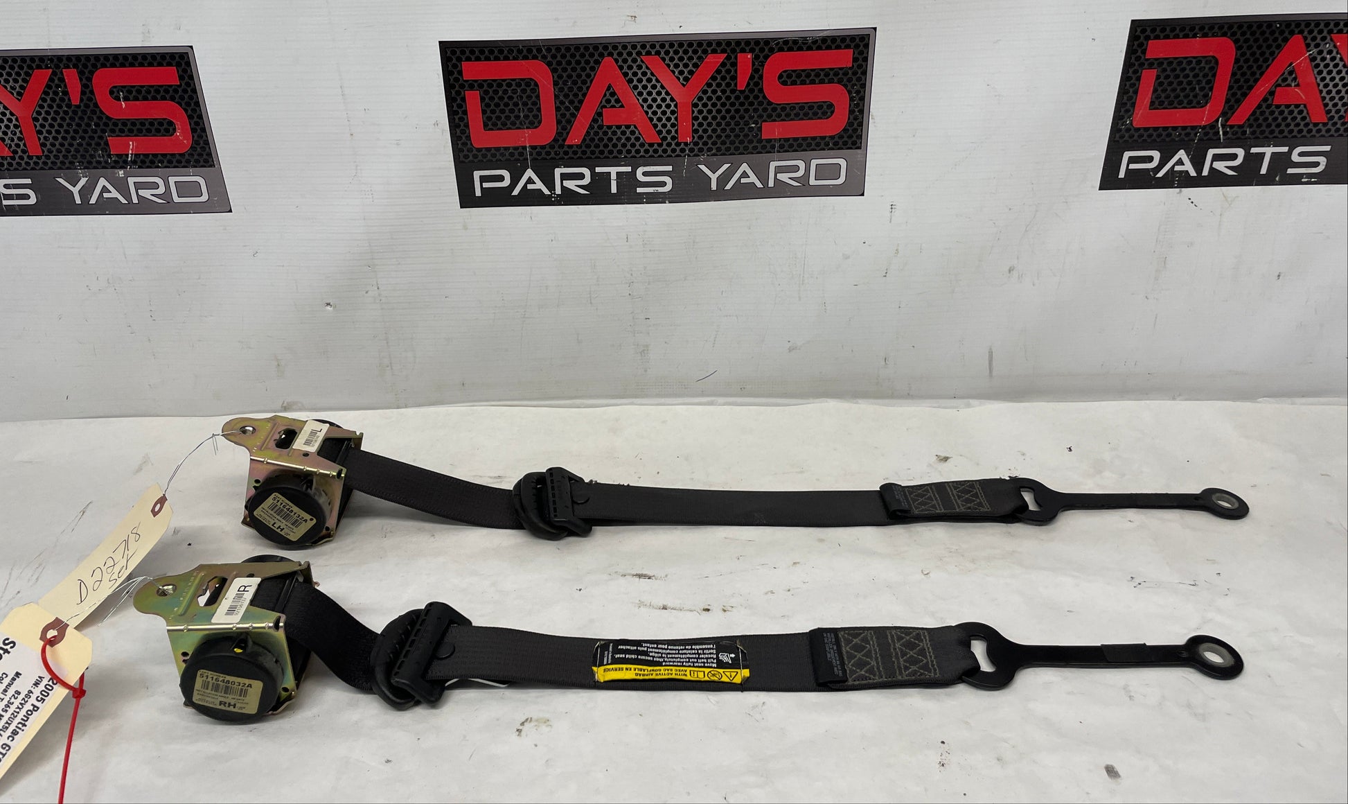 2006 Pontiac GTO LH & RH Front Seat Belts Retractors OEM - Day's Parts Yard